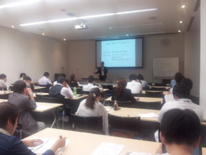 教育講座の講師である佐藤 洋行が「マーケティング分野でのデータ活用の現状と、データサイエンティストの重要性」について講演